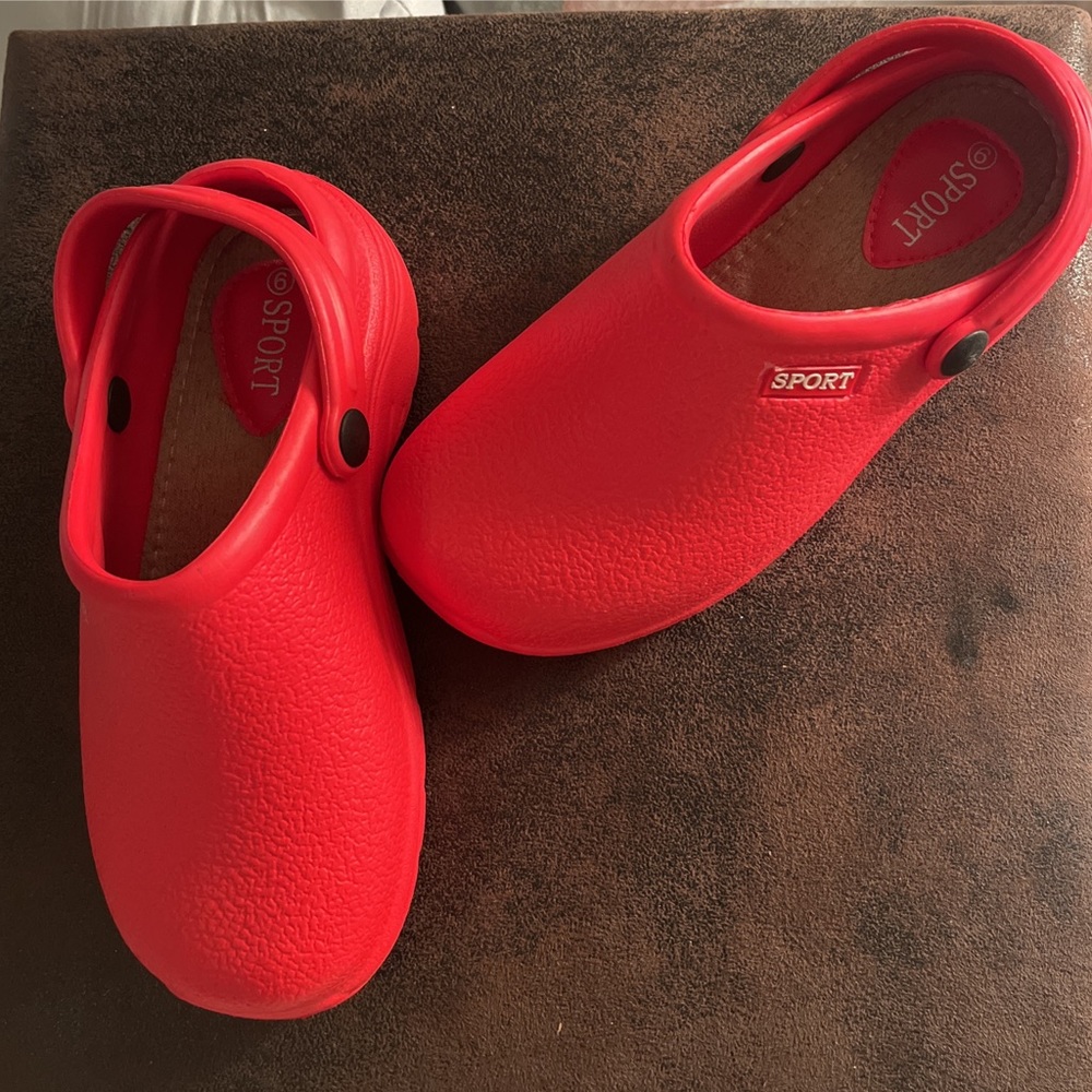 Red Crocs size 6 excellent condition